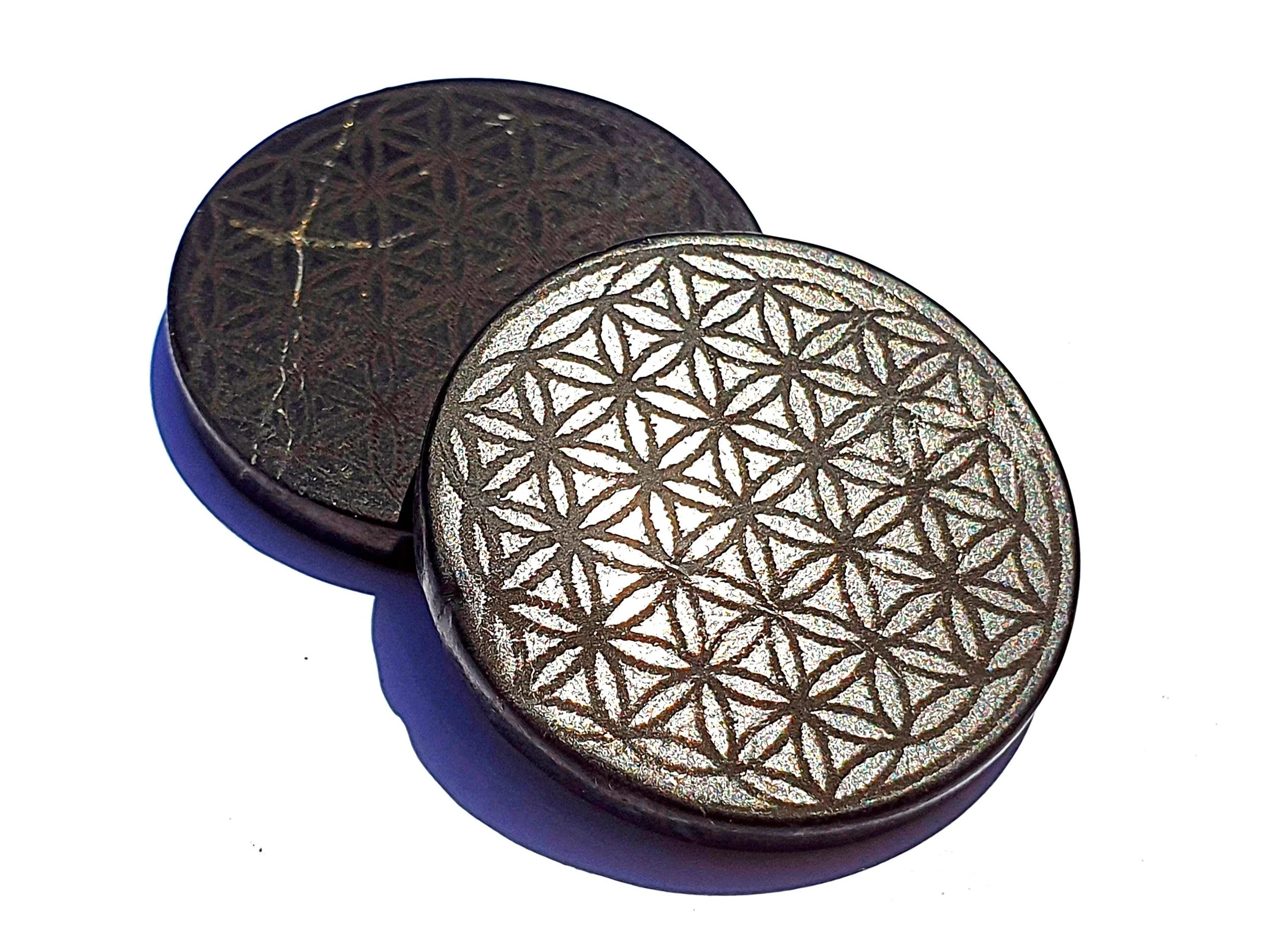 pastille ronde en shungite gravée fleur de vie